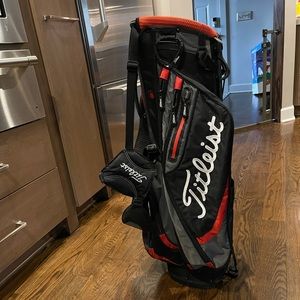 Titleist 5-slot stand/carry Golf bag - like new.